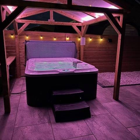 Luxury Pods with Private Hot Tubs Luxury Pods with Private Hot Tubs